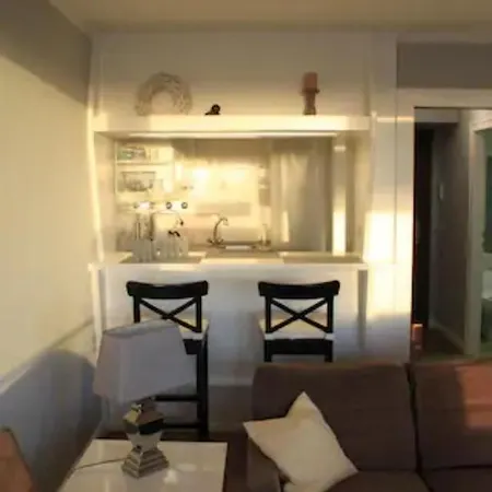 Zentral-gelegene-ferienwohnung-direkt-am-strand-mit-balkon Lejlighed