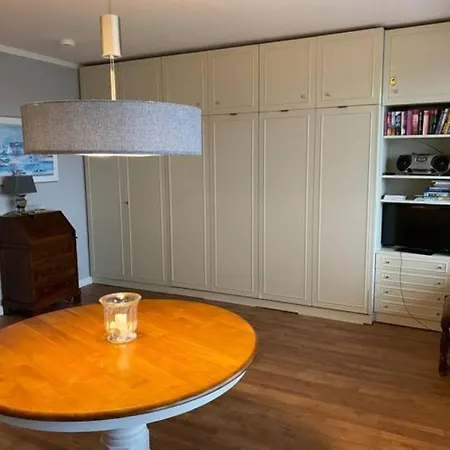 Zentral-gelegene-ferienwohnung-direkt-am-strand-mit-balkon Lejlighed