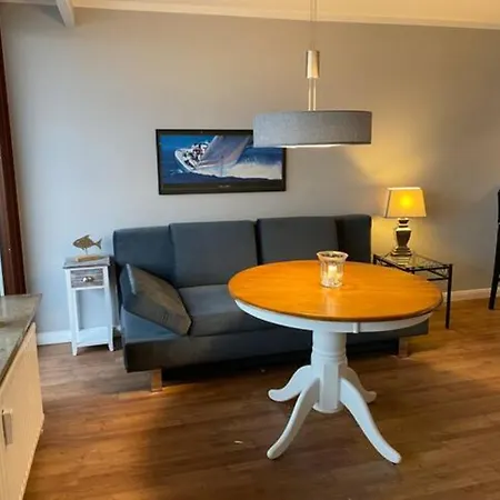 Zentral-gelegene-ferienwohnung-direkt-am-strand-mit-balkon Lejlighed *